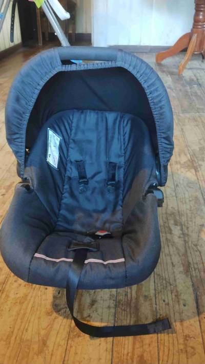 Silla de auto para bebé gris - miniatura 1