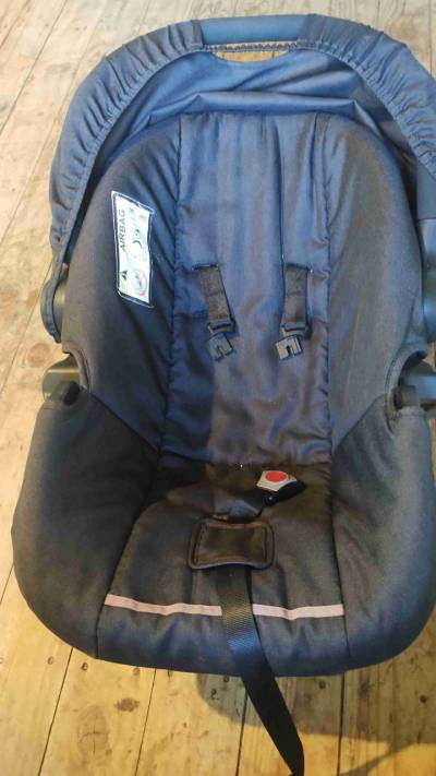 Silla de auto para bebé gris - miniatura 3