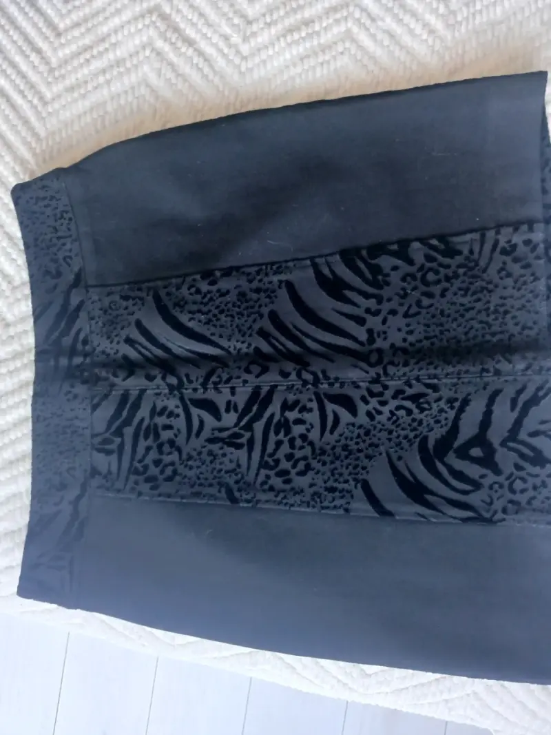 Falda negra Marca IO - 1