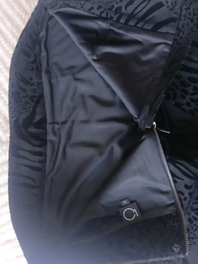 Falda negra Marca IO - 2