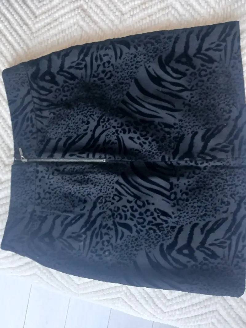 Falda negra Marca IO - 3