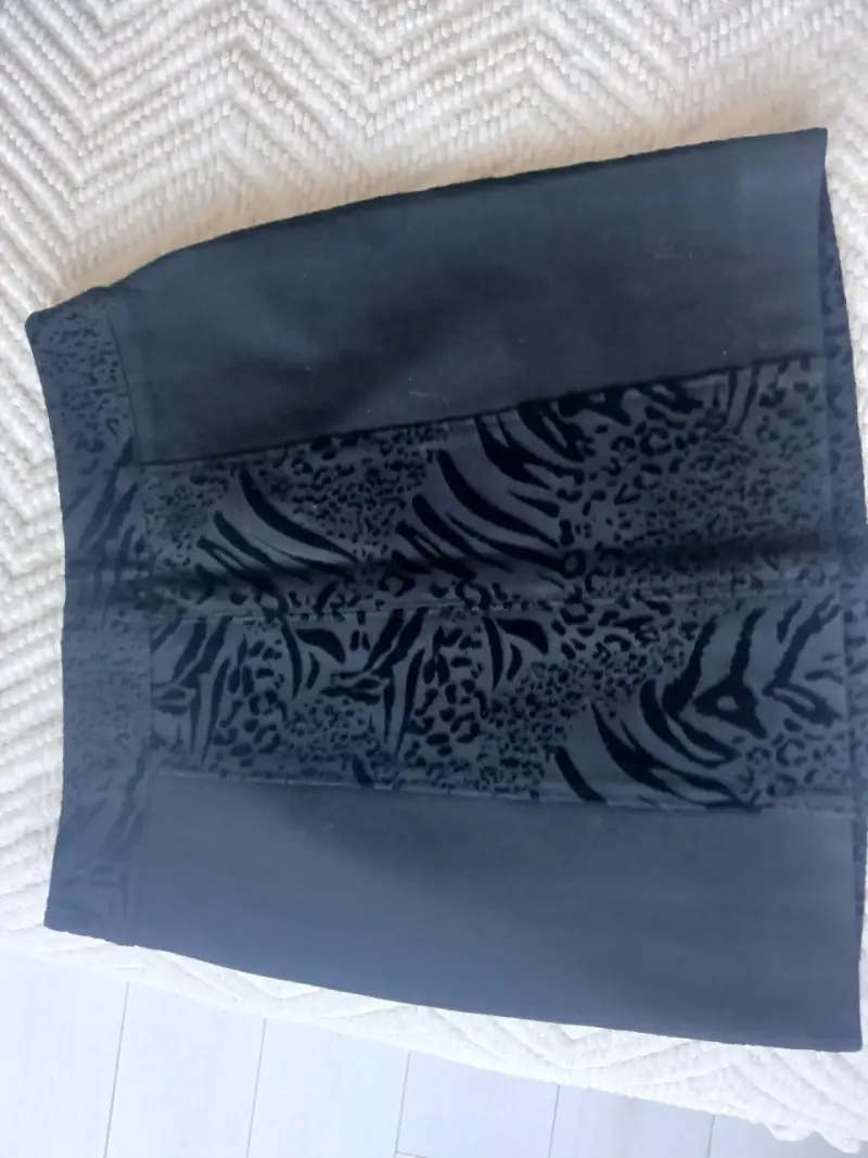 Falda negra Marca IO - 4