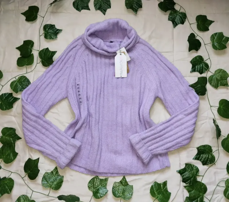 Suéter morado de cuello alto - 1