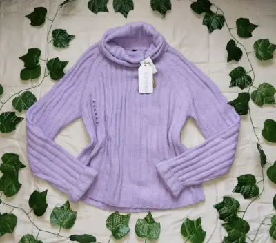 Suéter morado de cuello alto - miniatura 1