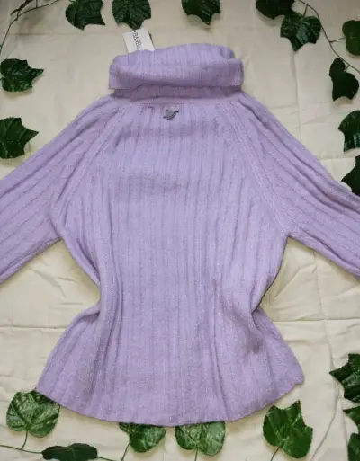 Suéter morado de cuello alto - miniatura 2