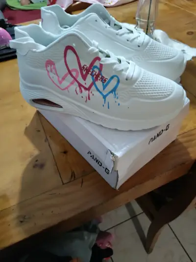Zapatillas deportivas blancas con diseño - miniatura 1