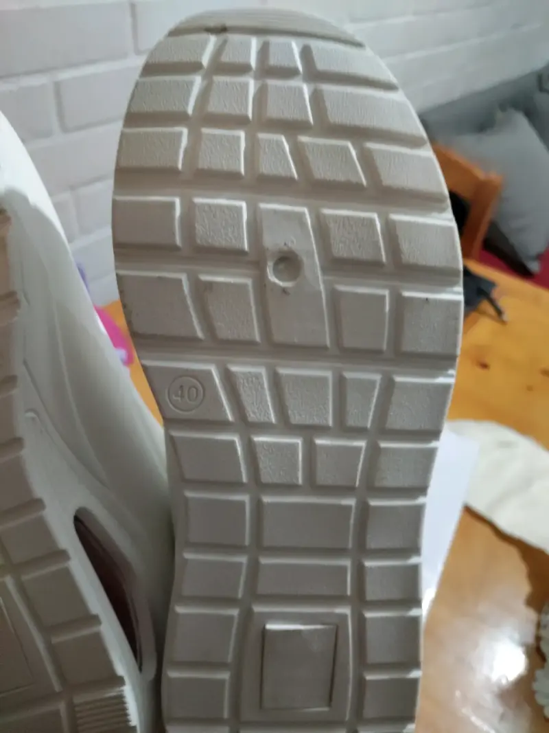 Zapatillas deportivas blancas con diseño - 2