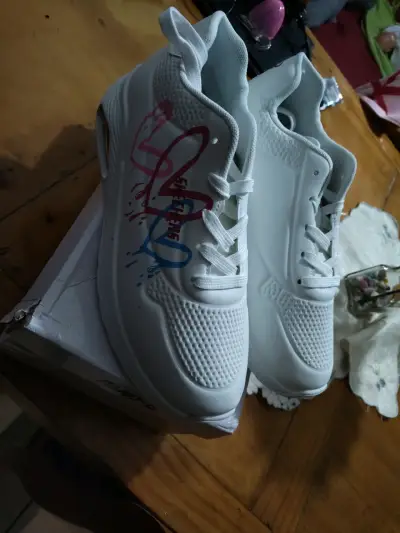 Zapatillas deportivas blancas con diseño - miniatura 3