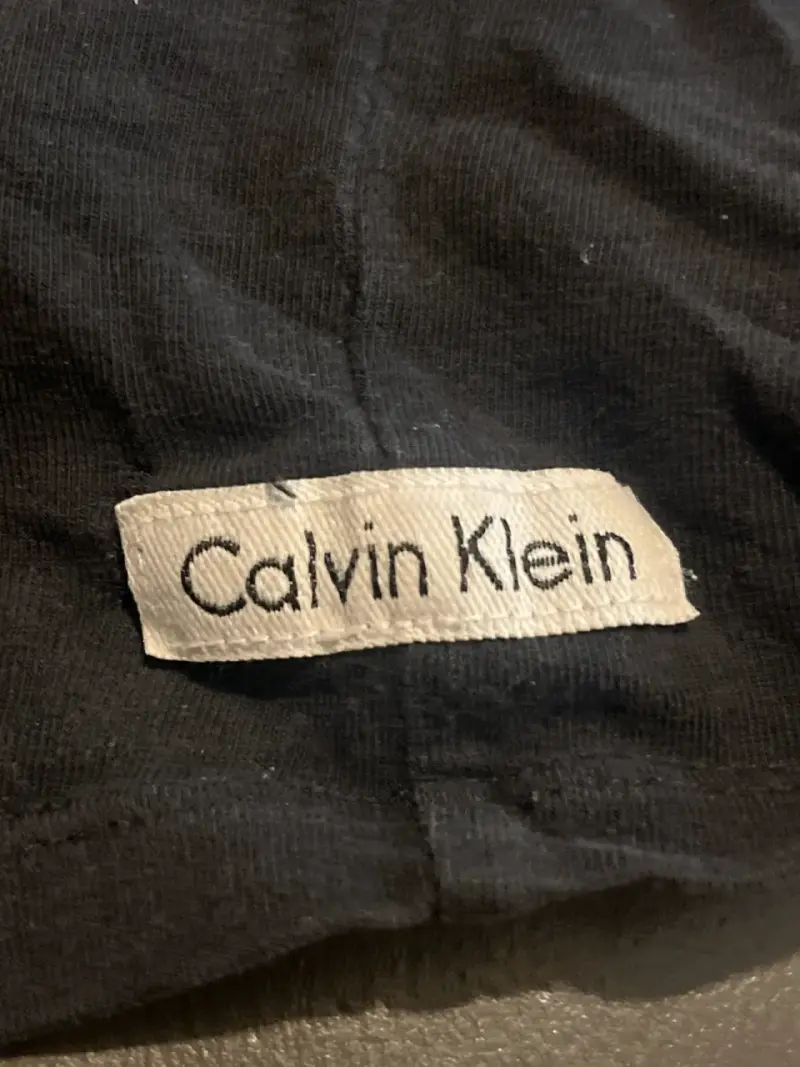 Polera negra Calvin Klein - 2