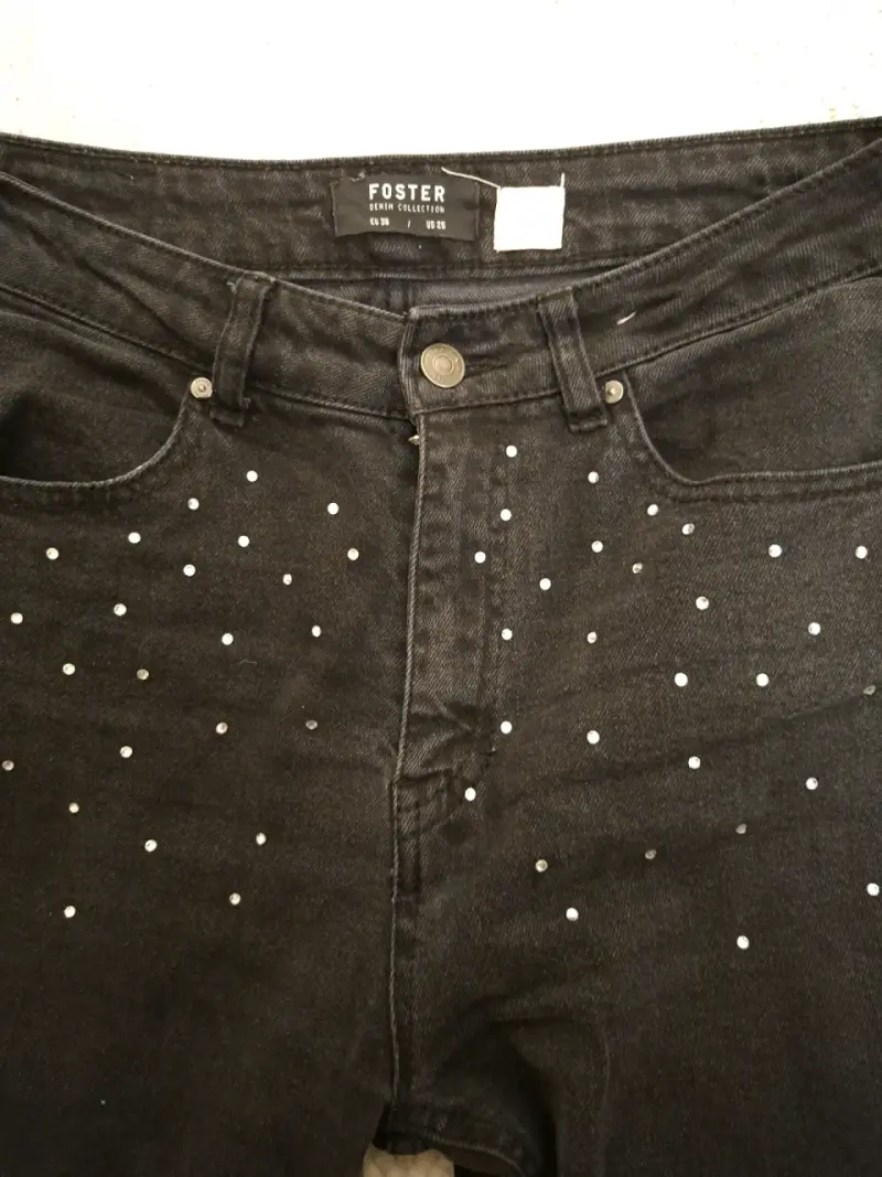 Jeans negros con detalles estilo brillantes - 1