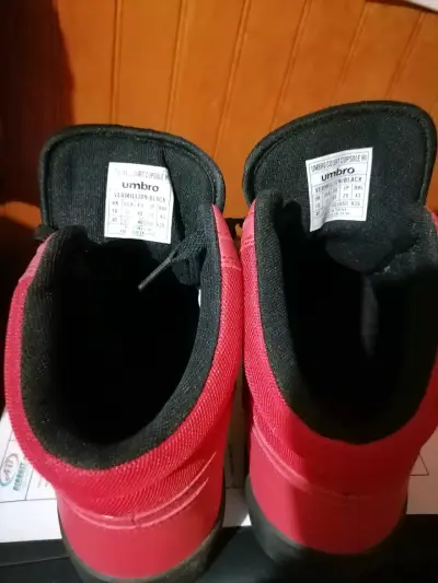 Zapatillas Umbro rojas y negras - miniatura 1