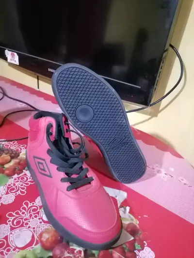 Zapatillas Umbro rojas y negras - miniatura 2