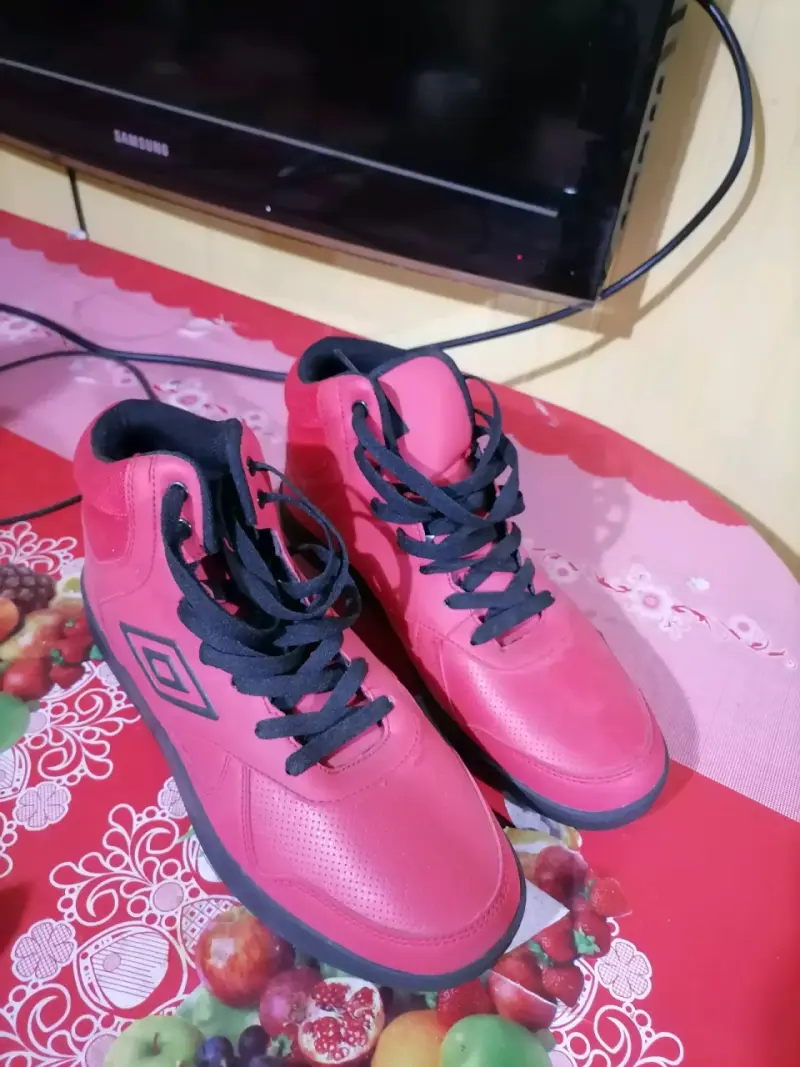 Zapatillas Umbro rojas y negras - 3