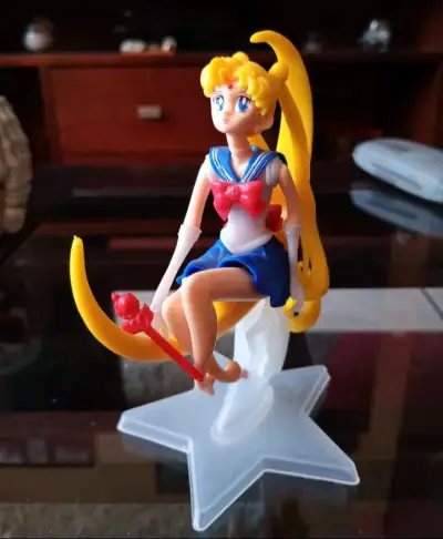 Figura Sailor Moon en base - miniatura 1