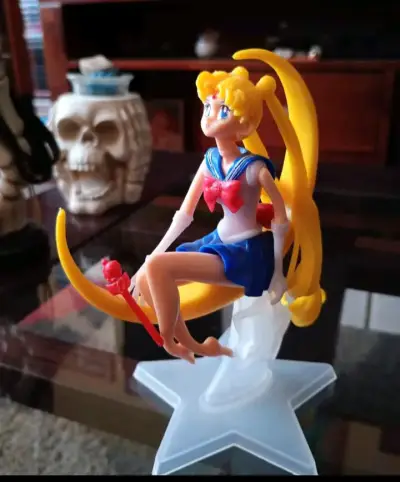 Figura Sailor Moon en base - miniatura 2