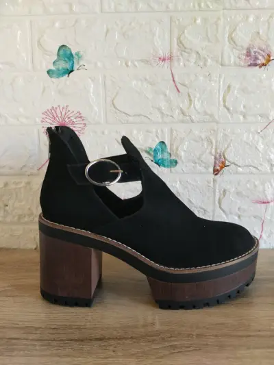 Zapato botín negro con tacón - miniatura 1