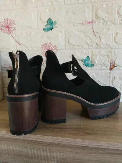 Zapato botín negro con tacón - miniatura 3