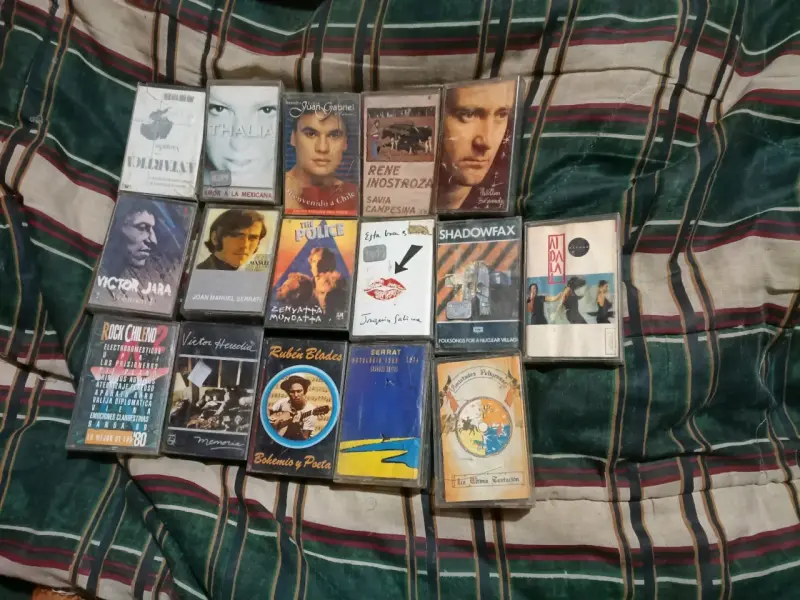 Colección de cassettes musicales variados