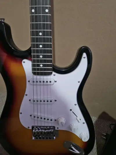 Guitarra eléctrica nuava con amplificador - miniatura 2