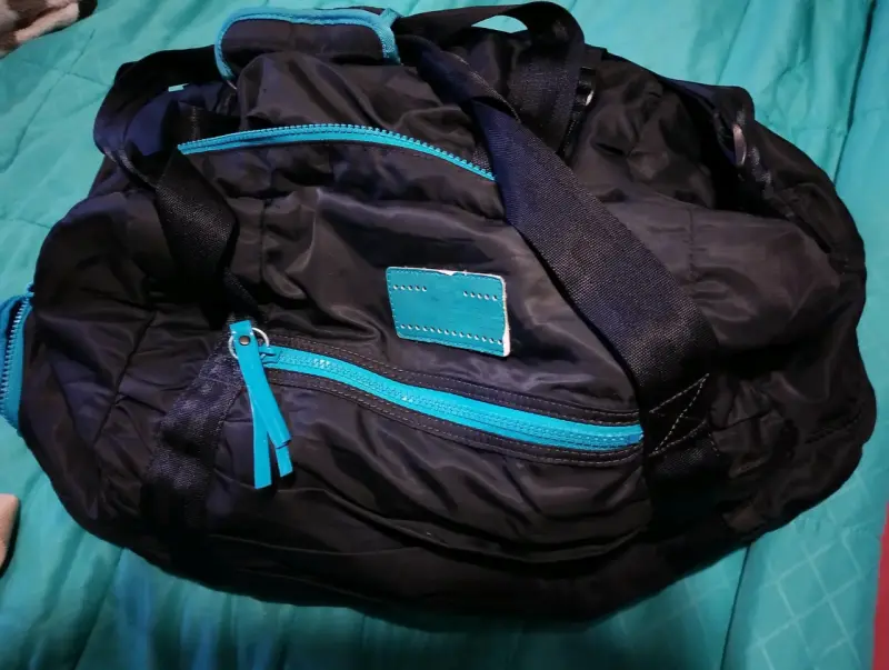 Bolso deportivo negro con azul - 1