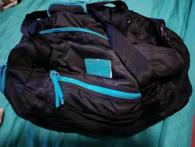 Bolso deportivo negro con azul - miniatura 1