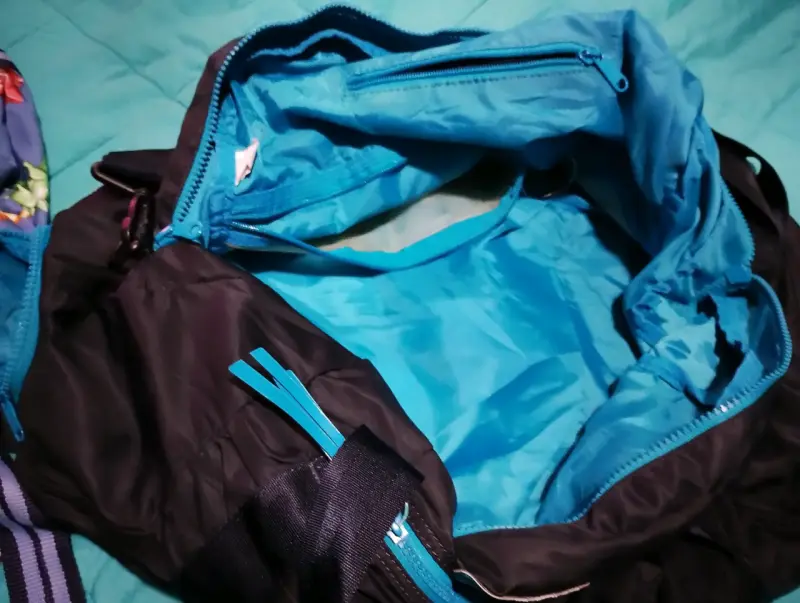 Bolso deportivo negro con azul - 3