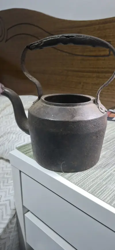 Tetera antigua de metal - miniatura 1