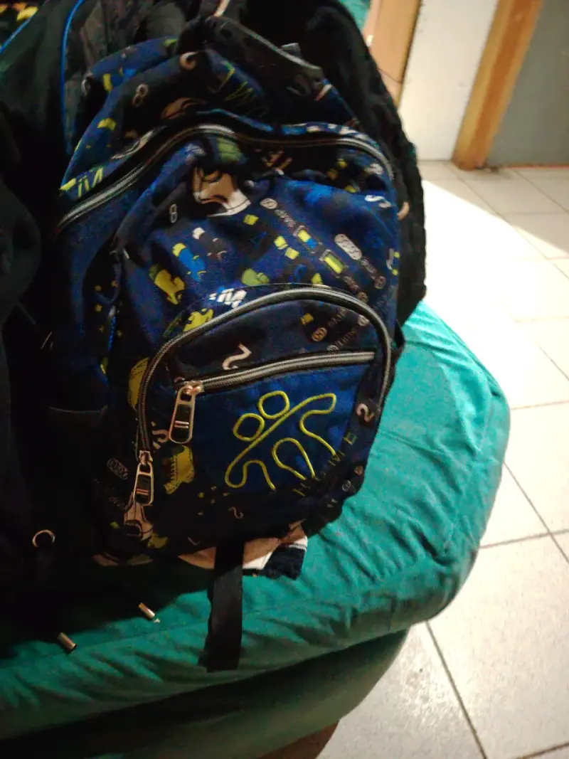 Mochila escolar azul estampada