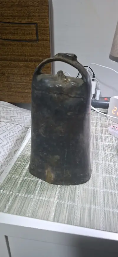Campana antigua de metal - miniatura 2