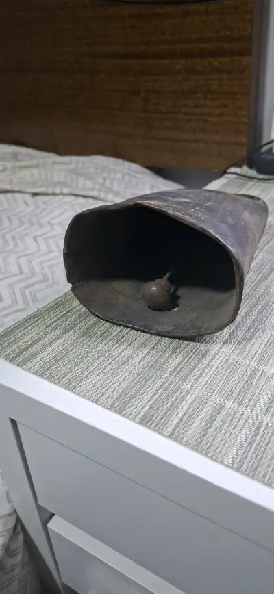 Campana antigua de metal - miniatura 3