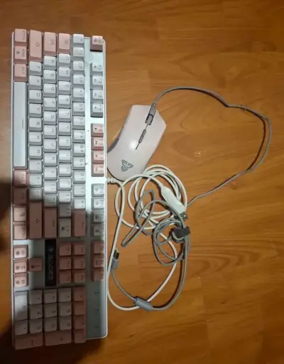 Teclado y mouse gamer rosa - miniatura 1