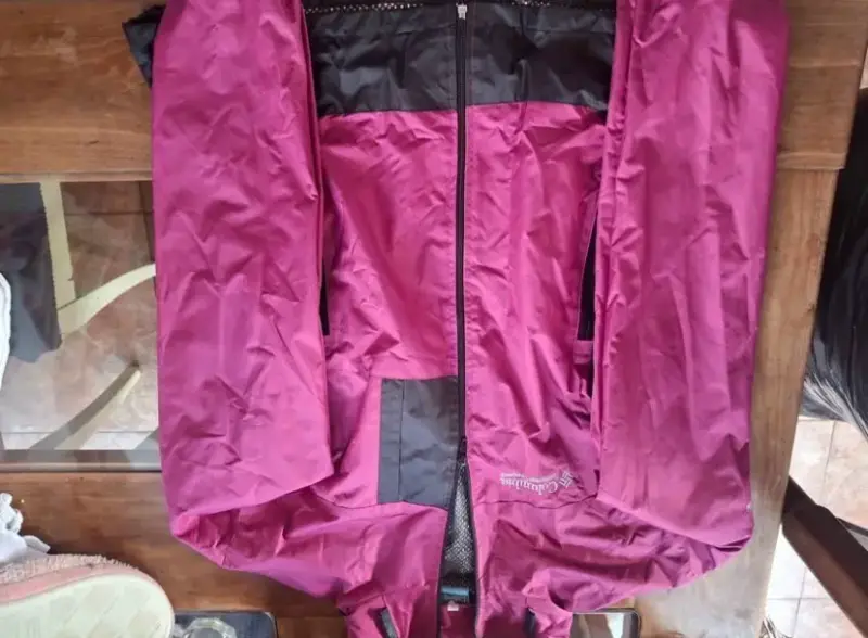 Chaqueta impermeable rosada - 1
