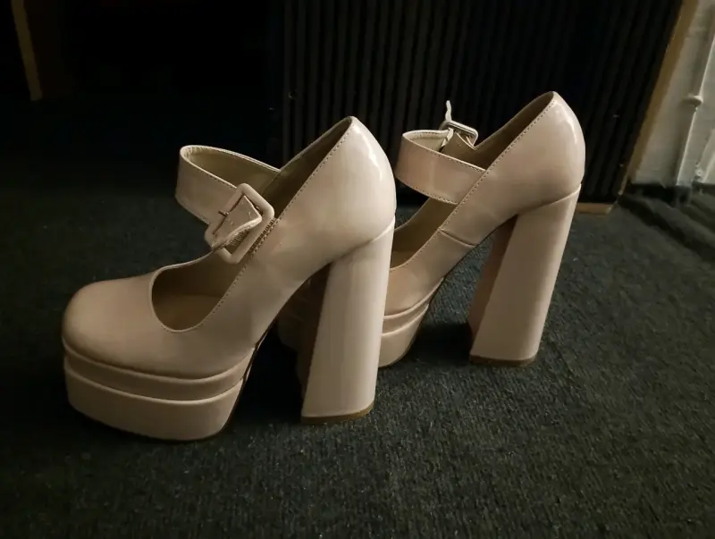 Zapatos taco alto beige