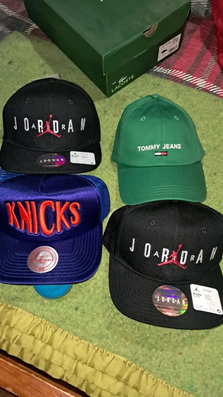 Lote de gorras deportivas