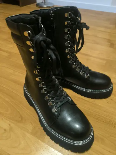 Botas negras con cordones - miniatura 1