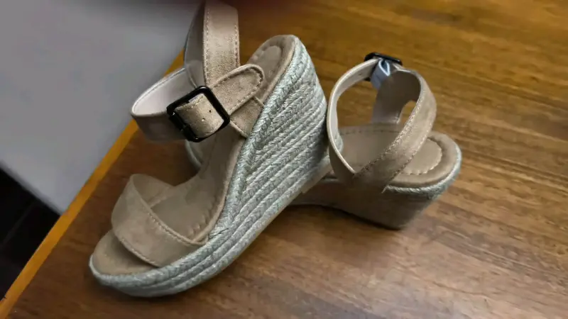 Sandalias cuña color beige - 3