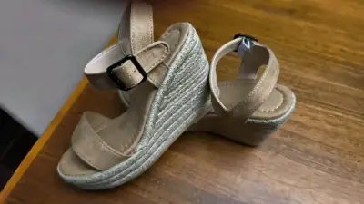 Sandalias cuña color beige - miniatura 3