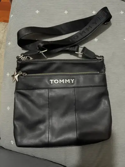 Cartera negra Tommy Hilfiger - miniatura 1