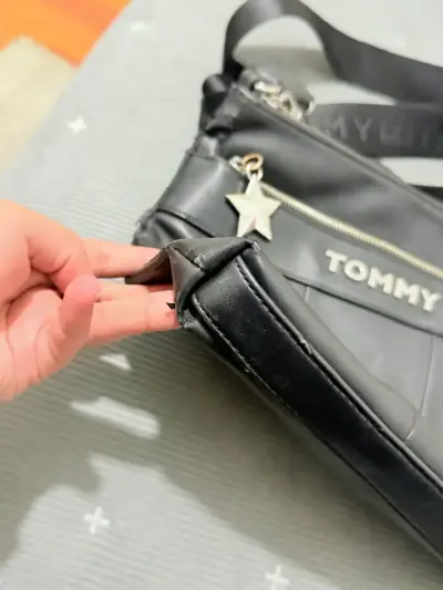 Cartera negra Tommy Hilfiger - miniatura 2