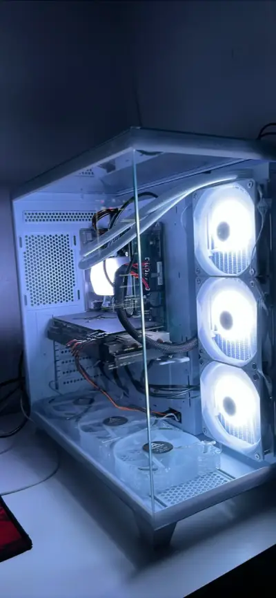 PC Gamer con gabinete iluminado - miniatura 1