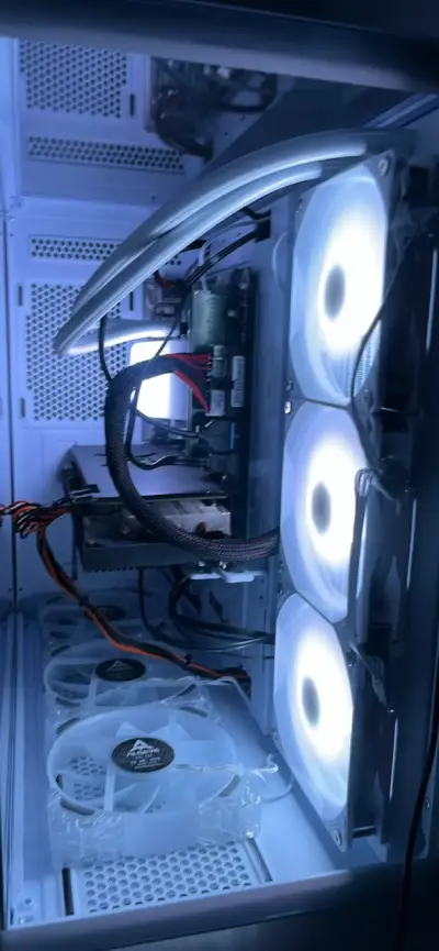 PC Gamer con gabinete iluminado - miniatura 2