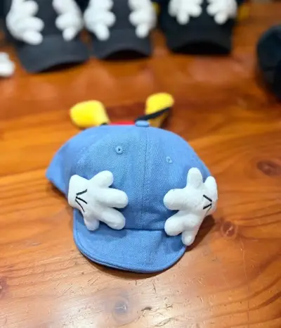 Gorra azul con diseño de guantes - miniatura 1