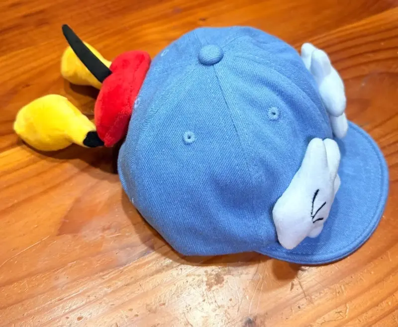 Gorra azul con diseño de guantes - 2