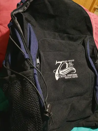 Mochila negra con logo - miniatura 1