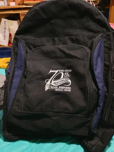 Mochila negra con logo - miniatura 3