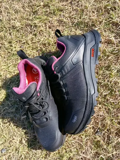 Zapatillas negras de senderismo - miniatura 1