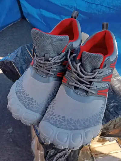 Zapatillas deportivas grises y rojas - miniatura 1