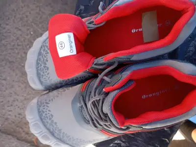 Zapatillas deportivas grises y rojas - miniatura 3