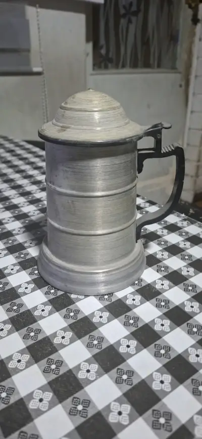 Jarra de metal con tapa - miniatura 1