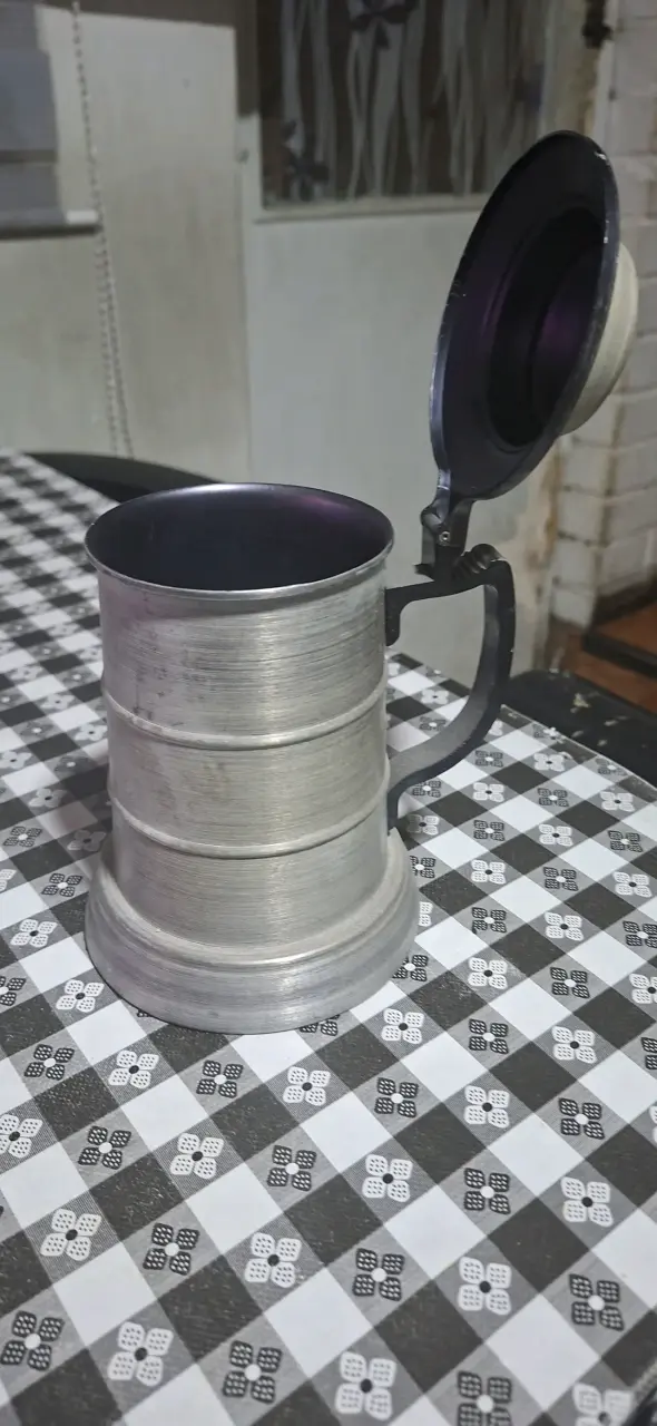 Jarra de metal con tapa - 2